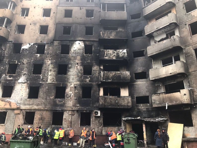 У Тернополі мешканці будинку на 15 Квітня уже заходять у свої квартири, але там майже нічого не вціліло