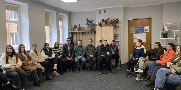 Студенти ЗУНУ вивчали соціальний контроль на практиці: візит до обласного центру соцслужб