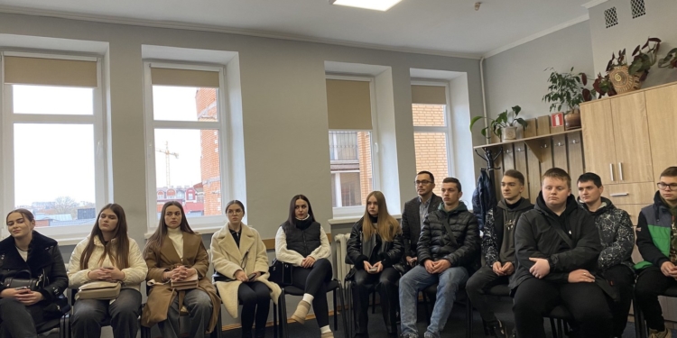 Студенти ЗУНУ вивчали соціальний контроль на практиці: візит до обласного центру соцслужб