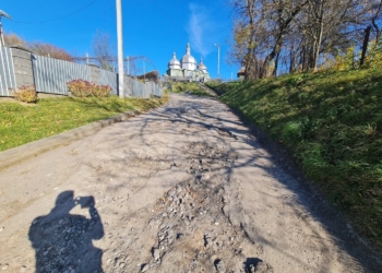 У Жукові під Бережанами встелили асфальт до церкви Богдана Лепкого: подарунок до 153-річчя письменника