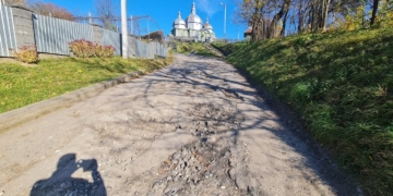 У Жукові під Бережанами встелили асфальт до церкви Богдана Лепкого: подарунок до 153-річчя письменника