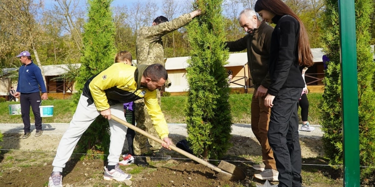 Футбол, що лікує: на Тернопільщині ветерани, поліцейські та діти висадили алею єдності