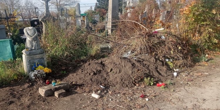 У Тернополі рятують пам’ятник на могилі Барвінських