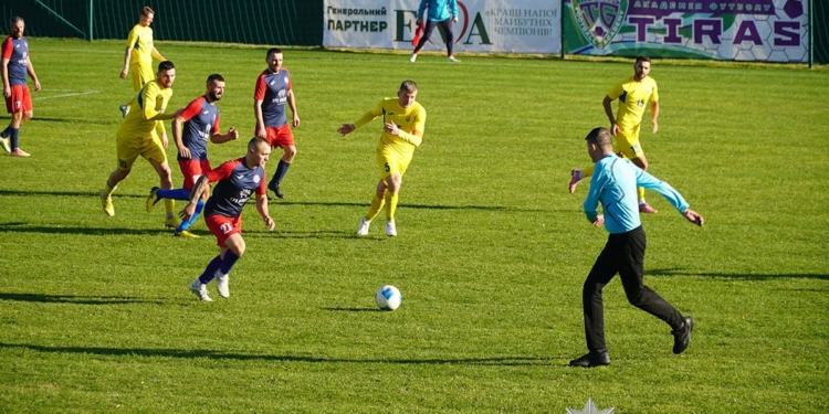 Футбол, що лікує: на Тернопільщині ветерани, поліцейські та діти висадили алею єдності