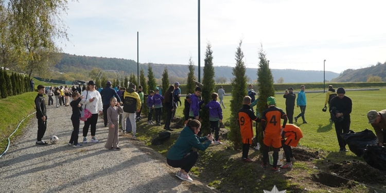 Футбол, що лікує: на Тернопільщині ветерани, поліцейські та діти висадили алею єдності