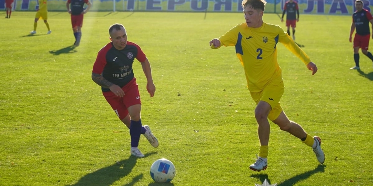 Футбол, що лікує: на Тернопільщині ветерани, поліцейські та діти висадили алею єдності