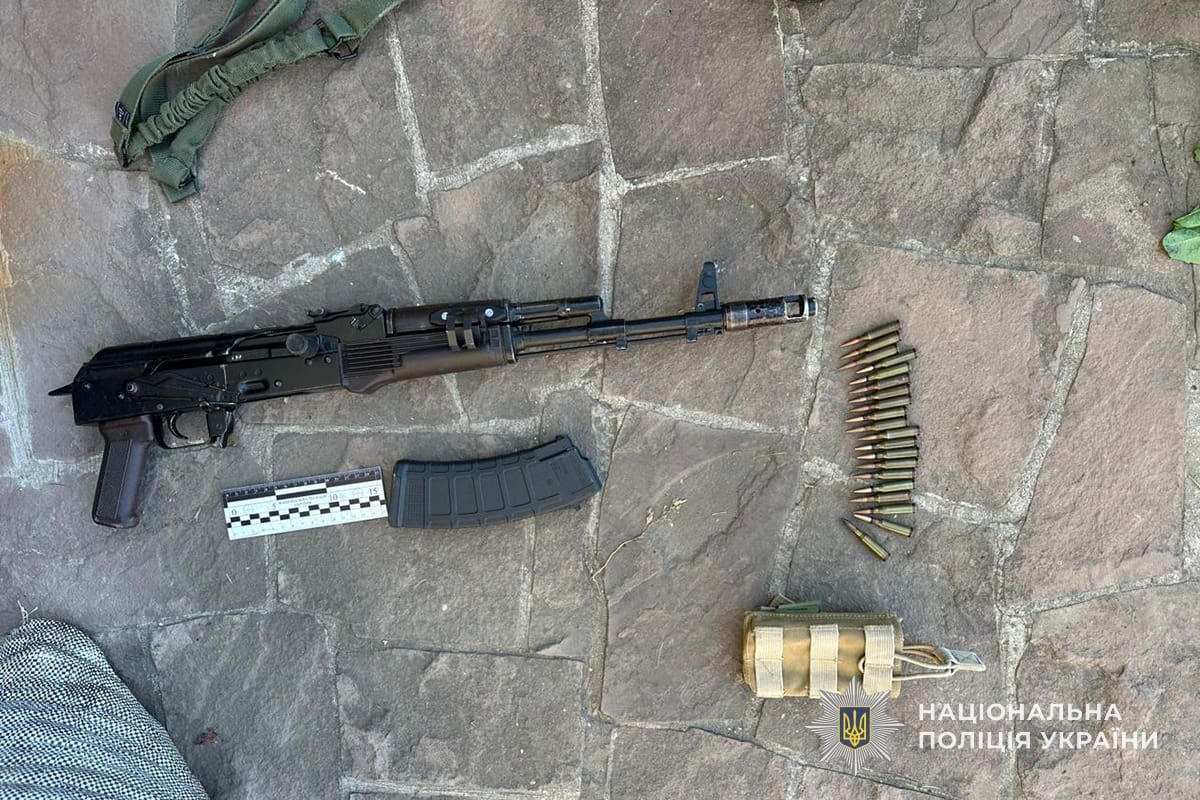 У Бучачі чоловік зібрав автомат з деталей, куплених в інтернеті