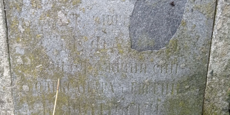 У Тернополі рятують пам’ятник на могилі Барвінських