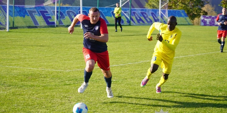 Футбол, що лікує: на Тернопільщині ветерани, поліцейські та діти висадили алею єдності