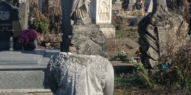 У Тернополі рятують пам’ятник на могилі Барвінських