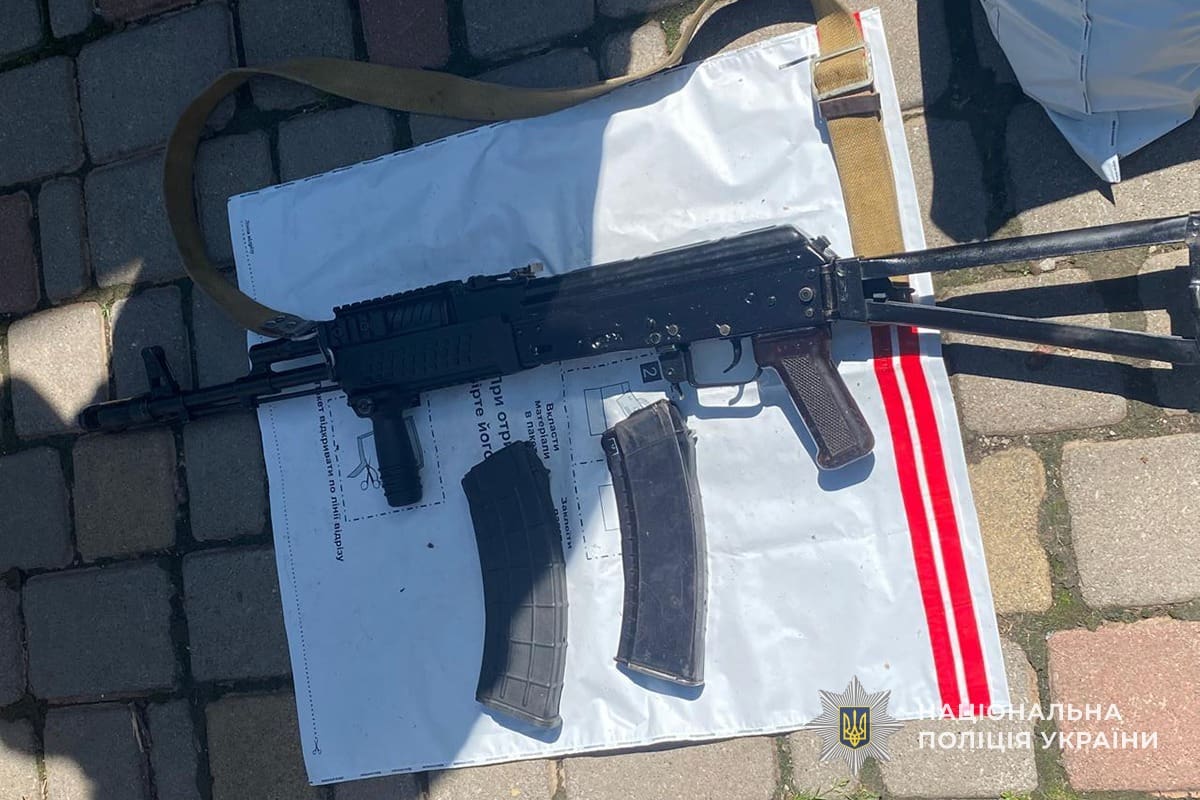 У Бучачі чоловік зібрав автомат з деталей, куплених в інтернеті