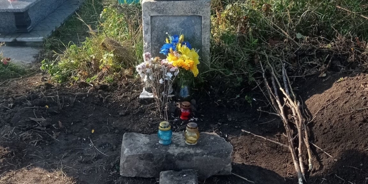 У Тернополі рятують пам’ятник на могилі Барвінських