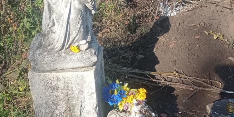 У Тернополі рятують пам’ятник на могилі Барвінських