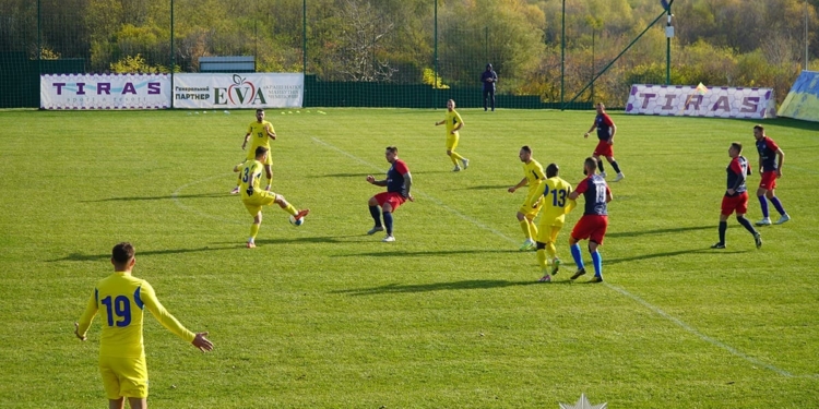Футбол, що лікує: на Тернопільщині ветерани, поліцейські та діти висадили алею єдності