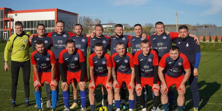 Футбол, що лікує: на Тернопільщині ветерани, поліцейські та діти висадили алею єдності