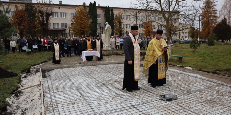 У Козові освятили місце під будівництво каплиці Святого Пантелеймона
