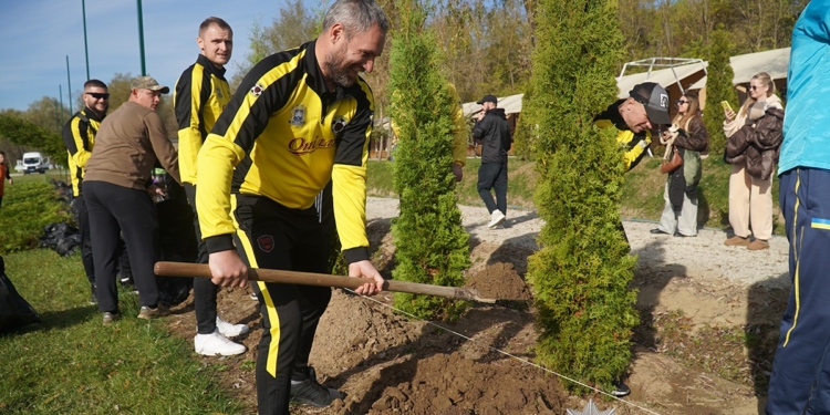 Футбол, що лікує: на Тернопільщині ветерани, поліцейські та діти висадили алею єдності