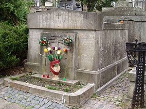 У Тернополі рятують пам’ятник на могилі Барвінських