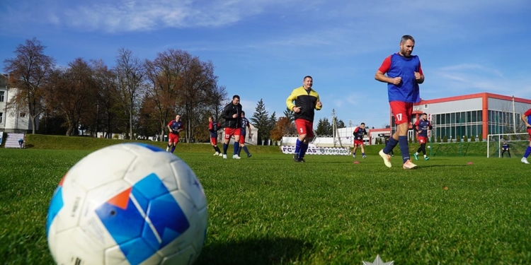 Футбол, що лікує: на Тернопільщині ветерани, поліцейські та діти висадили алею єдності