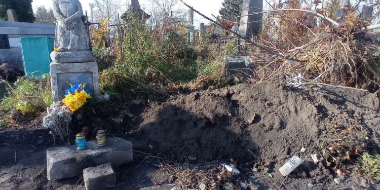 У Тернополі рятують пам’ятник на могилі Барвінських