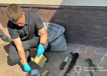 незаконно придбав і зберігав вогнепальну зброю