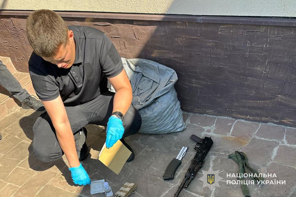 У Бучачі чоловік зібрав автомат з деталей, куплених в інтернеті