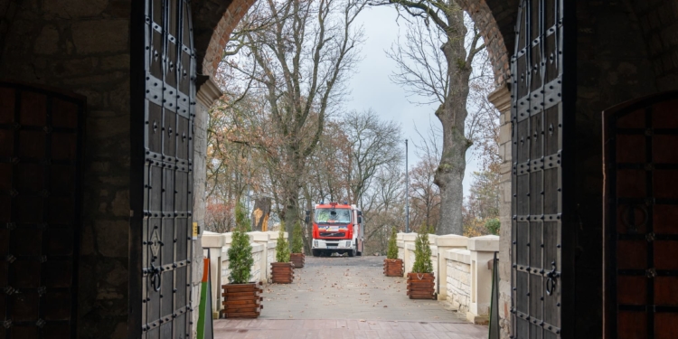 У Збаражі передали автомобілі для ЗСУ та пожежну техніку для громади на Сумщині