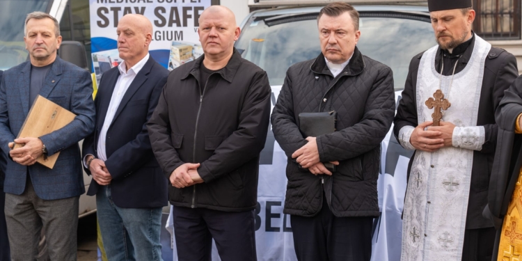 У Збаражі передали автомобілі для ЗСУ та пожежну техніку для громади на Сумщині