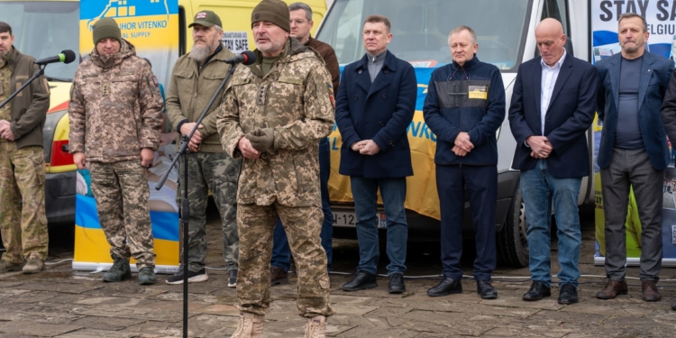 У Збаражі передали автомобілі для ЗСУ та пожежну техніку для громади на Сумщині