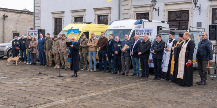 У Збаражі передали автомобілі для ЗСУ та пожежну техніку для громади на Сумщині