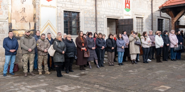 У Збаражі передали автомобілі для ЗСУ та пожежну техніку для громади на Сумщині