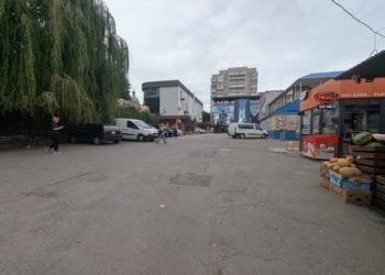 У Тернополі “Сільпо” та “АТБ” ігнорують паркомісця для інвалідів: муніципальна інспекція передала справи до поліції