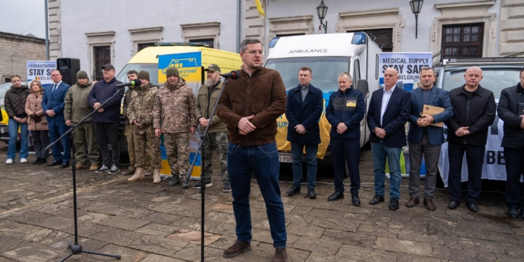 У Збаражі передали автомобілі для ЗСУ та пожежну техніку для громади на Сумщині