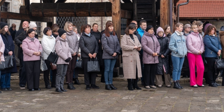 У Збаражі передали автомобілі для ЗСУ та пожежну техніку для громади на Сумщині