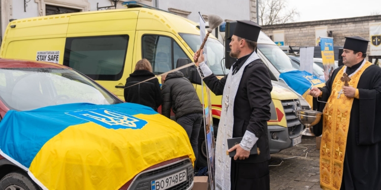 У Збаражі передали автомобілі для ЗСУ та пожежну техніку для громади на Сумщині