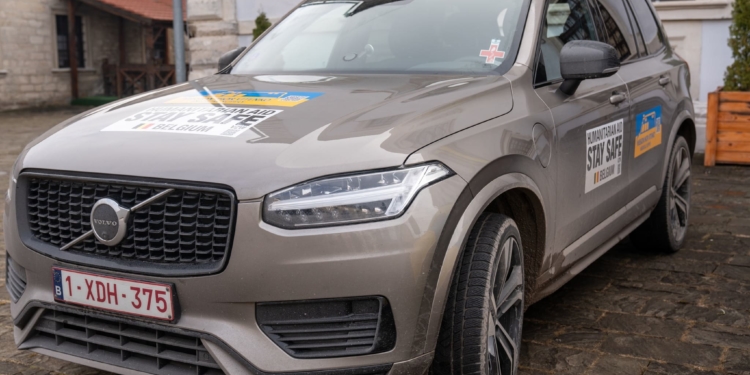 У Збаражі передали автомобілі для ЗСУ та пожежну техніку для громади на Сумщині