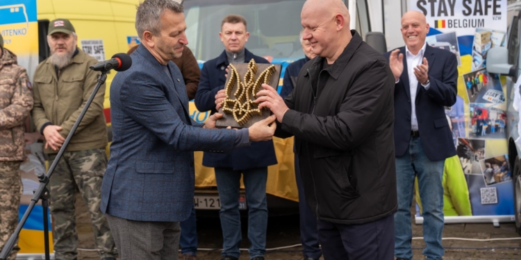 У Збаражі передали автомобілі для ЗСУ та пожежну техніку для громади на Сумщині
