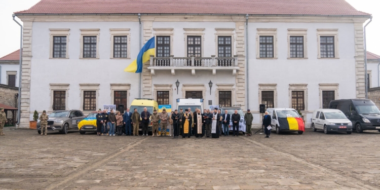 У Збаражі передали автомобілі для ЗСУ та пожежну техніку для громади на Сумщині