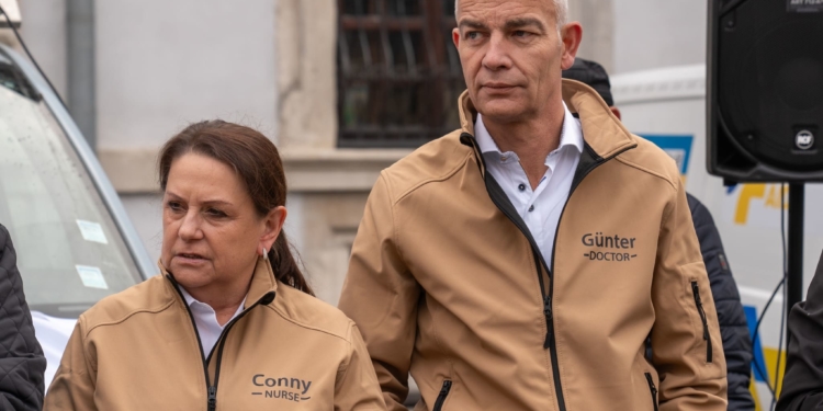 У Збаражі передали автомобілі для ЗСУ та пожежну техніку для громади на Сумщині