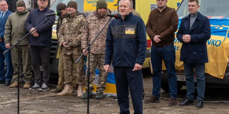 У Збаражі передали автомобілі для ЗСУ та пожежну техніку для громади на Сумщині