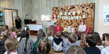 Читай українське