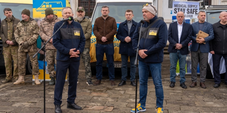 У Збаражі передали автомобілі для ЗСУ та пожежну техніку для громади на Сумщині