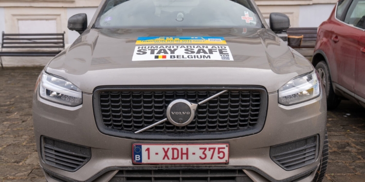 У Збаражі передали автомобілі для ЗСУ та пожежну техніку для громади на Сумщині