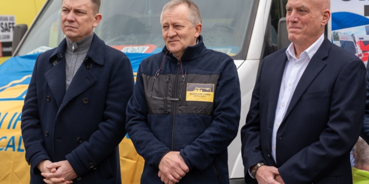 У Збаражі передали автомобілі для ЗСУ та пожежну техніку для громади на Сумщині