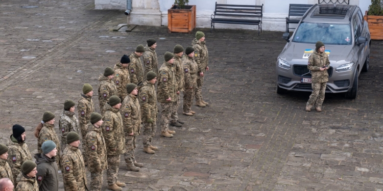 У Збаражі передали автомобілі для ЗСУ та пожежну техніку для громади на Сумщині
