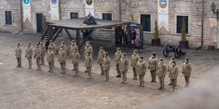 У Збаражі передали автомобілі для ЗСУ та пожежну техніку для громади на Сумщині