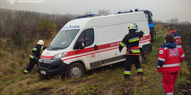 надавали допомогу працівникам швидкої медичної допомоги