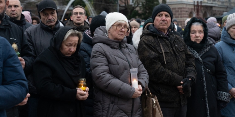 У Тернополі вшанували жертв голодоморів символічним хрестом і спільною молитвою