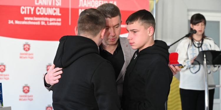 У Лановецькій громаді вручили кулони-обереги дітям полеглих Героїв