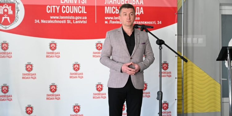 У Лановецькій громаді вручили кулони-обереги дітям полеглих Героїв